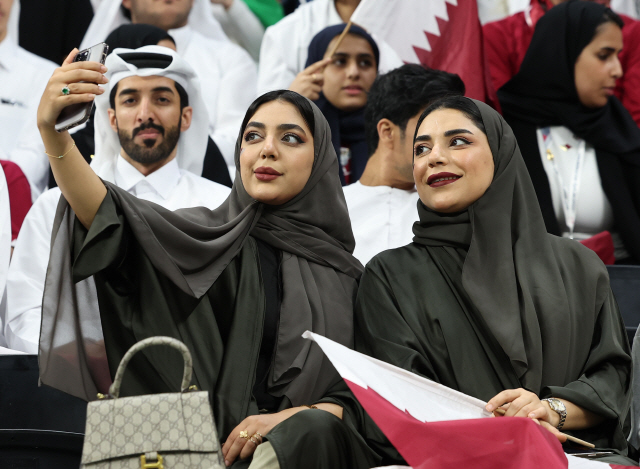 ▲ 20일(현지시간) 카타르 알코르 알바이트 스타디움에서 열린 2022 카타르 월드컵 개막식에 앞서 관중이 휴대전화 카메라로 사진을 찍고 있다. 연합뉴스
