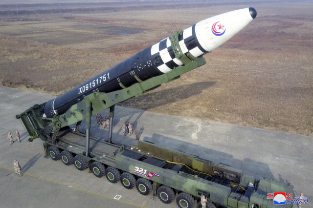 ▲ 북한이 지난 18일 김정은 국무위원장의 지도 아래 신형의 대륙간탄도미사일 화성-17형을 시험발사했다.연합뉴스