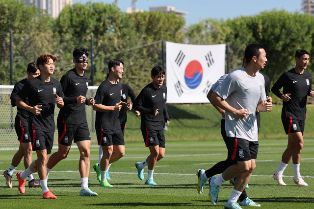 ▲ 축구대표팀의 손흥민 등 선수들이 2022 카타르 월드컵 조별리그 첫 경기 우루과이전을 하루 앞둔 23일 오전(현지시간) 카타르 도하 알에글라 훈련장에서 열린 공식훈련에서 러닝을 하며 몸을 풀고 있다. 연합뉴스