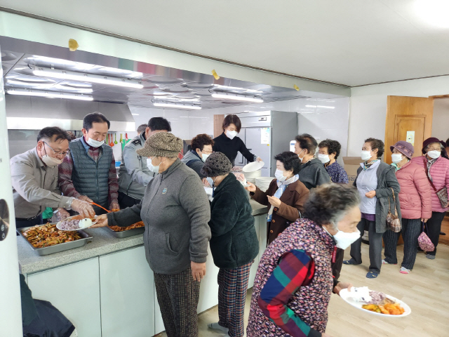 ▲ 최근 열린 장수식당에서 지역 기관 단체장들이 배식봉사를 하고 있다.