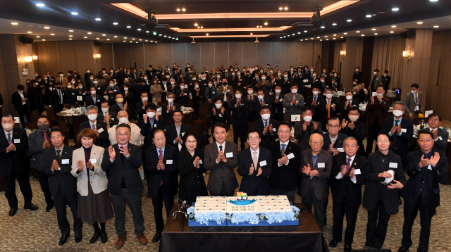 ▲ 강원도민일보 창간30주년 기념식이 24일 춘천 스카이컨벤션에서 김중석 강원도민일보 회장,김진태 강원도지사, 이기찬 도의회 부의장, 김진하 강원도 시장·군수협의회장, 김일용 강원도 시·군의회의장협의회장을 비롯한 기관단체장들이 참석한 가운데 열렸다. 김정호