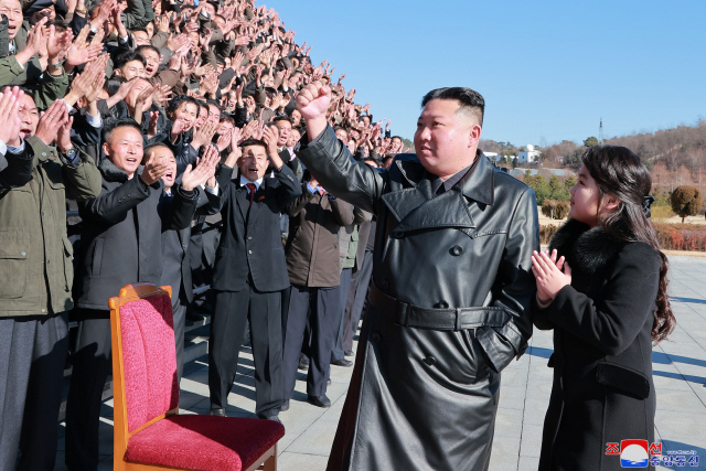 ▲ 북한 조선중앙TV는 북한 김정은 국무위원장이 지난 18일 있었던 대륙간탄도미사일(ICBM) ‘화성-17형’ 발사에 참여했던 공로자들과 기념사진을 찍었다고 27일 보도했다.2022.11.27 연합뉴스