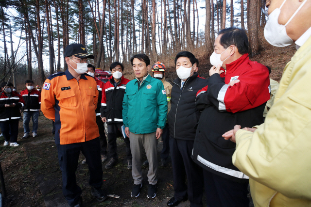 ▲ 27일 양양군 현북면 어성전리 명주사 인근 야산에서 헬기가 추락 5명이 숨진 가운데 김진태 도지사, 권혁열 도의회의장, 이병선 속초시장, 김진하 양양군수 등이 현장을 살표보고 있다.