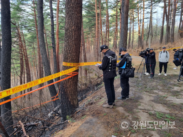 ▲ 지난 27일 양양지역에서 산불 계도 비행 중이던 임차 헬기가 추락해 5명이 숨진 가운데 28일 국토교통부 산하 항공철도사고조사위원회 관계자들이 사고원인 규명을 위한 합동현장감식 전 출입통제 라인을 설치중이다.