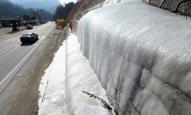 ▲ 천 남산면의 한 도로가에 얼음이 얼어있다. [강원도민일보 자료사진]