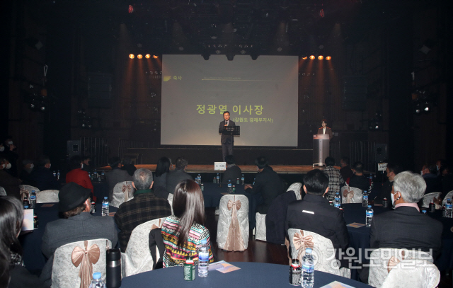 ▲ 강원도립극단 창립 10주년 기념식에서 정광열 이사장이 인사말을 하고 있다.