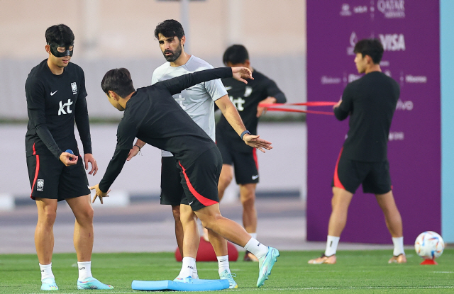 ▲ 30일(현지시간) 카타르 도하 알에글라 훈련장에서 2022 카타르 월드컵 조별리그 3차전 포르투갈과의 경기를 앞둔 한국 대표팀 손흥민(왼쪽)과 이강인이 밸런싱 훈련을 하고 있다. 가운데는 필리페 쿠엘류 코치. 2