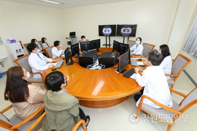 ▲ 강릉아산병원(원장 유창식) 암센터 유방암팀은 환자와 함께 치료계획을 세우는 다학제 진료시스템을 실시하고 있다.