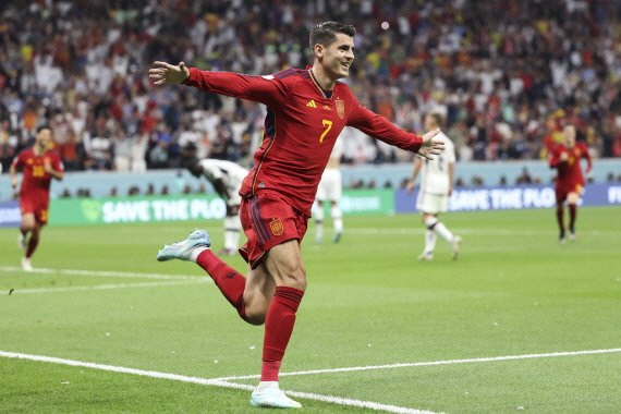 ▲ 독일전서 골 터뜨리고 기뻐하는 스페인 모라타 (알코르 신화=연합뉴스) 스페인 축구대표팀 알바로 모라타가 27일(현지시간) 카타르 알코르 알바이트 스타디움에서 독일을 상대로 열린 2022 카타르 월드컵 조별리그 E조 2차전에서 골을 터뜨린 뒤 기뻐하고 있다. 이날 스페인은 독일과 1-1로 비겼다. 연합뉴스