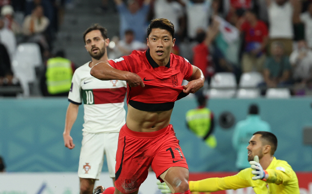 ▲ <YONHAP PHOTO-2531> 역전골 넣는 황희찬
(알라이얀=연합뉴스) 임헌정 기자 = 3일 오전(한국시간) 카타르 알라이얀의 에듀케이션 시티 스타디움에서 열린 2022 카타르 월드컵 조별리그 H조 3차전 대한민국과 포르투갈 경기. 황희찬이 역전골을 넣고 세리머니를 하고 있다. 2022.12.3
kane@yna.co.kr/2022-12-03 01:52:00/<저작권자 ⓒ 1980-2022 ㈜연합뉴스. 무단 전재 재배포 금지.>