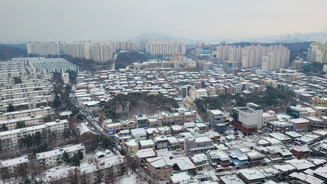 춘천지역에 첫 눈이 내린 3일 오전 도심에 눈이 소복히 쌓여 있다. 김동화
