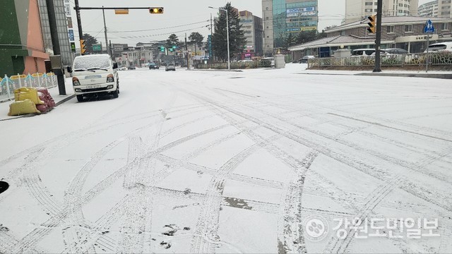 춘천지역에 첫 눈이 내린 3일 도로에 눈이 소복히 쌓여 있다. 서영