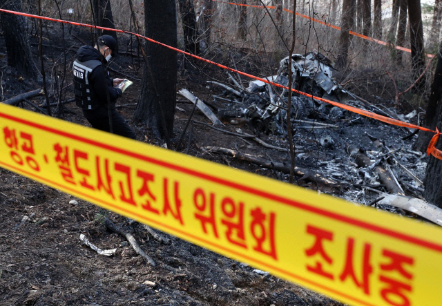 ▲ 헬기 추락 사고 발생 이틀째인 지난달 28일 오전 강원 양양군 현북면 어성전리에서 국토교통부 항공·철도사고조사위원회 관계자들이 사고 현장을 조사하고 있다. 연합뉴스