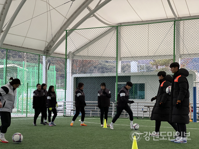 ▲ 강원FC는 최근 철원지역 여성축구팀 강철FC 위민 선수단을 대상으로 축구클리닉을 실시했다.