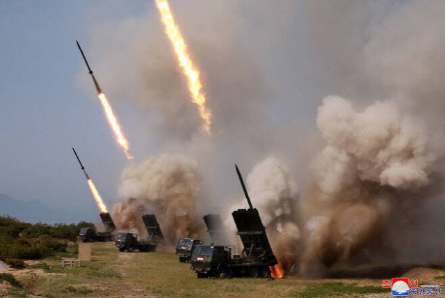 ▲ 북한군의 화력타격훈련에서 방사포가 발사되고 있다. 연합뉴스 자료사진