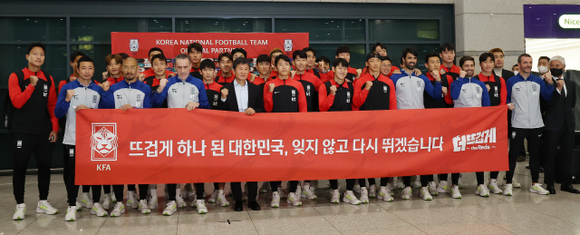 ▲ 12년 만의 월드컵 16강 진출을 이룬 한국 축구대표팀 선수들이 7일 오후 인천국제공항을 통해 귀국, 기념촬영하고 있다. 연합뉴스