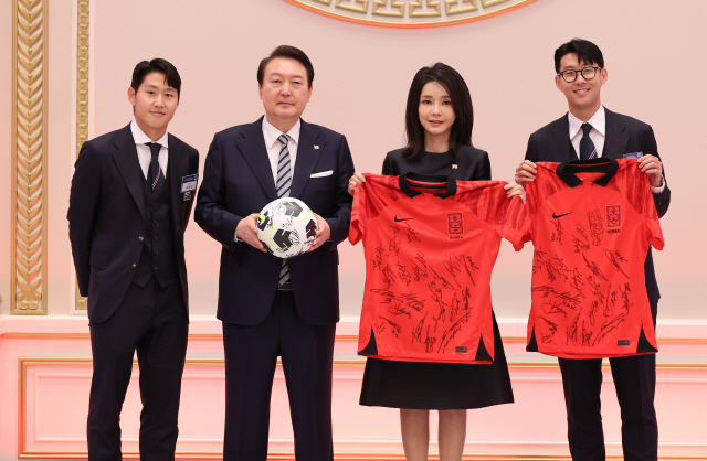 ▲ 윤석열 대통령과 김건희 여사가 8일 청와대 영빈관에서 열린 축구 국가대표팀 환영 만찬에서 손흥민 선수와 이강인 선수로부터 축구공과 유니폼을 선물받은 뒤 기념촬영을 하고 있다. 2022.12.8 연합뉴스
