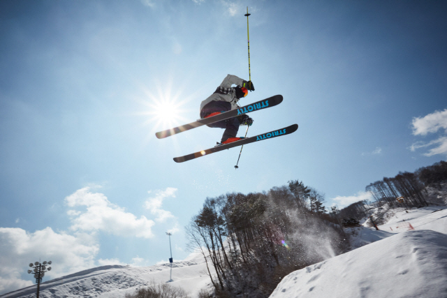▲ ‘휘닉스 평창 스노우파크’가 지난 2일 국내 스키장 중 가장 먼저 개장하며 2022/23시즌을 시작했다. 스키 라이딩
