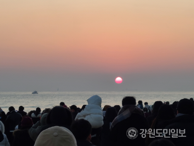 ▲ 1일 해돋이 명소인 강릉 경포해변은 새해 첫 일출을 관람하기 위한 시민·관광객들로 붐볐다.