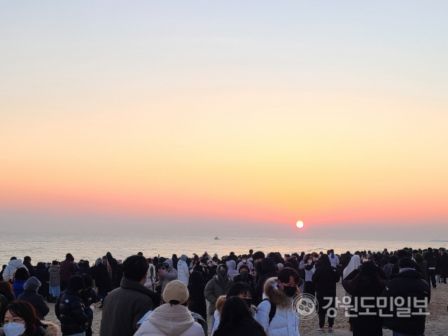 ▲ 1일 해돋이 명소인 강릉 경포해변은 새해 첫 일출을 관람하기 위한 시민·관광객들로 붐볐다.