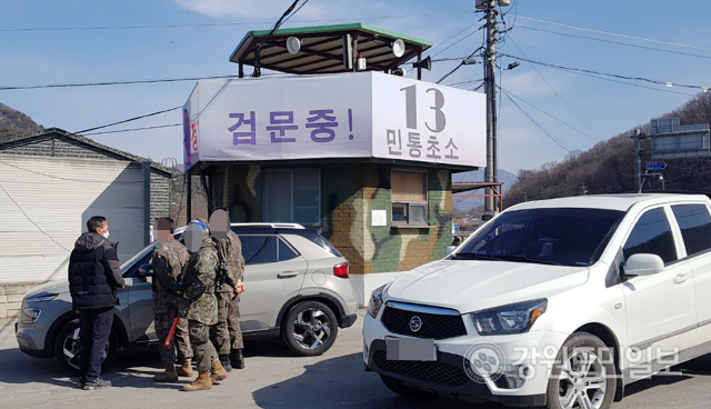 ▲ 철원군 민북지역인 마현리 입구에 위피한 13민통초소.