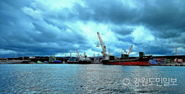 ▲ 18일 북방물류산업진흥원에 따르면 2022년 동해항을 통한 수출액이 연간합산 사상 최고치를 훨씬 뛰어넘었다.동해항 서부두 모습.