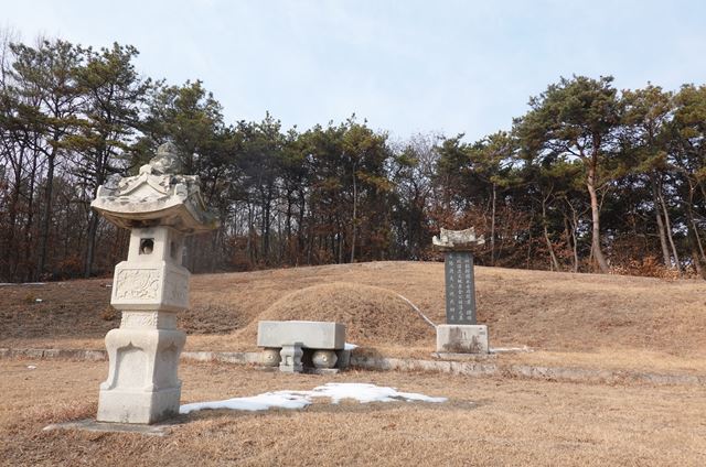 풍고(楓臯) 김조순(金祖淳, 1765~1832) 묘소. 이천 가좌리. 