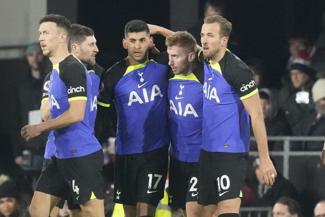 ▲ Tottenham‘s Harry Kane, right, celebrates after scoring his side’s opening goal during the English Premier League soccer match between Fulham and Tottenham Hotspur at the Craven Cottage Stadium in London, Monday, Jan. 23, 2023. (AP Photo/Frank Augstein)



<All rights reserved by Yonhap News Agency>
