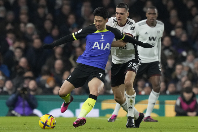 ▲ Tottenham‘s Son Heung-min, left, is challenged by Fulham’s Joao Palhinha during the English Premier League soccer match between Fulham and Tottenham Hotspur at the Craven Cottage Stadium in London, Monday, Jan. 23, 2023. (AP Photo/Frank Augstein)



<All rights reserved by Yonhap News Agency>