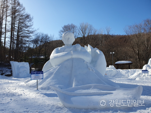 ▲ 오는 27일부터 5일간의 일정으로 태백산 당골광장 등 지역일원에서 열리는 ‘제30회 태백시 눈축제’ 기간동안 화려하고 다양한 눈조각을 선보일 예정이다.