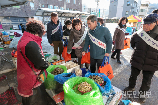 ▲ 2023년 설맞이 양구전통시장 장보기 행사가 최근 양구중앙시장에서 서흥원 군수, 박귀남 군의장을 비롯해 군청, 군의회, 소방서, 교육지원청 직원들이 참여한 가운데 열렸다.