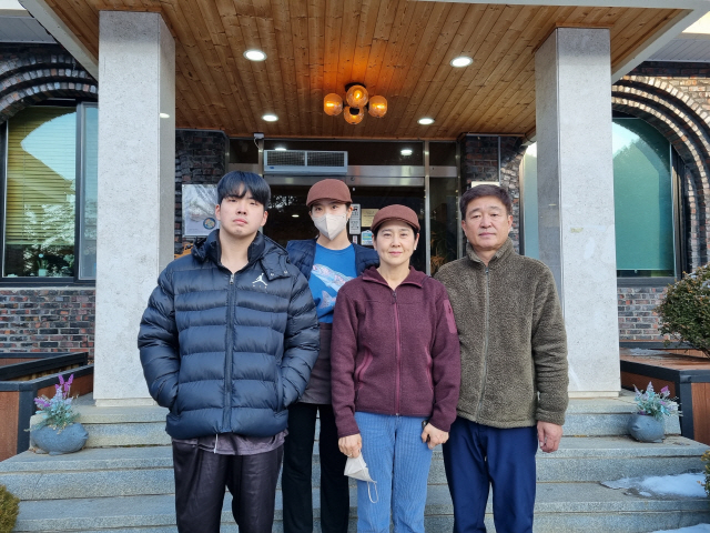 ▲ 왼쪽부터 아들 남호 씨, 딸 우연 씨, 정보연 대표, 김재용 씨