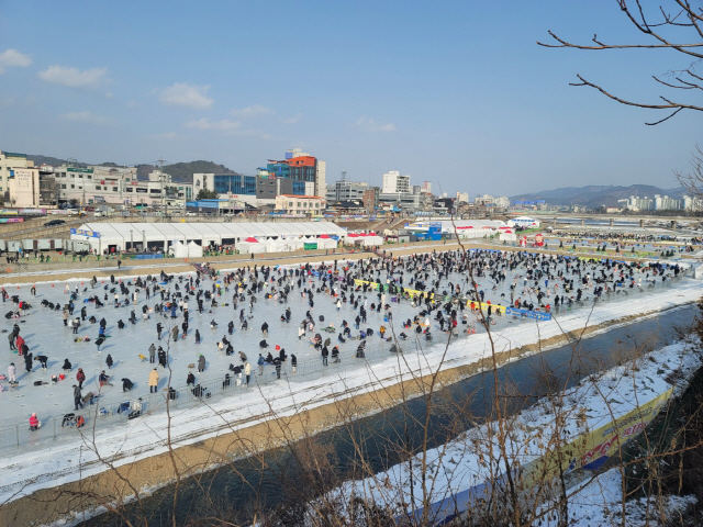 ▲ 홍천강둔치주차장에서 열린 제11회 홍천강꽁꽁축제 야외낚시터에는 수많은 관광객들로 인산인해를 이루고 있다.