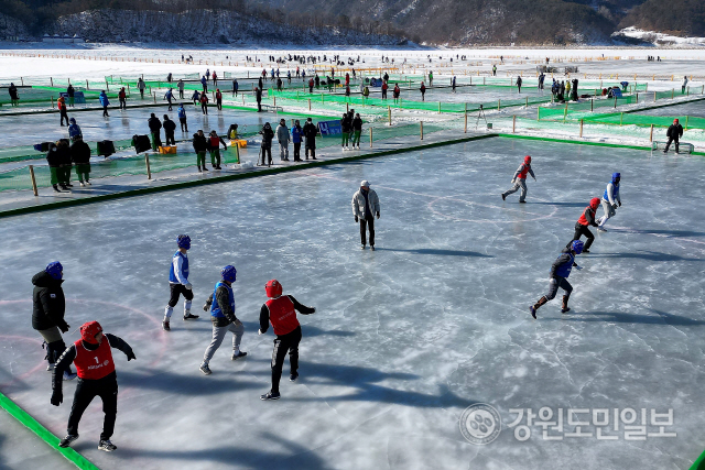 ▲ 제23회 강원도지사배 전국얼음축구대회가 25일 인제빙어축제가 열리고 있는 남면 빙어호내 얼음축구장에서 개막됐다. 올해는 78개팀 1000여명이 참가하고 있다.