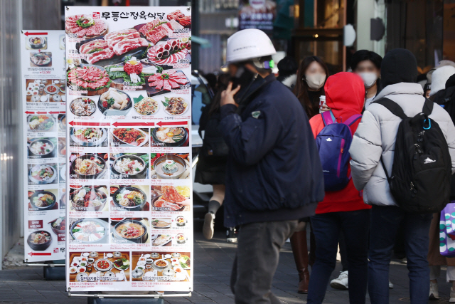 ▲ 한국소비자원 가격정보 종합포털 ‘참가격’에 따르면 지난해 12월 서울 기준 대표 외식품목 8개의 평균 가격이 작년 1월보다 많게는 13.8%까지 올랐다 통계청에 따르면 지난해 외식물가 상승률은 7.7%로 1992년(10.3%) 이후 30년 만에 가장 높았다. 소비자물가 상승률도 5.1%로 외환위기 때인 1998년(7.5%) 이후 24년 만의 최고치였다. 사진은 4일 서울 명동의 한 음식점 거리.연합뉴스
