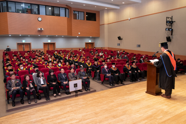 ▲ 　강원대 경영대학원(원장 권종욱)은 14일 교내 실사구시관에서 김헌영 총장, 권종욱 경영대학원장, AMP과정 동문, 대학 관계자, 수료생 등이 참석한 가운데 ‘2022학년도 최고경영자과정 수료식’을 개최했다.