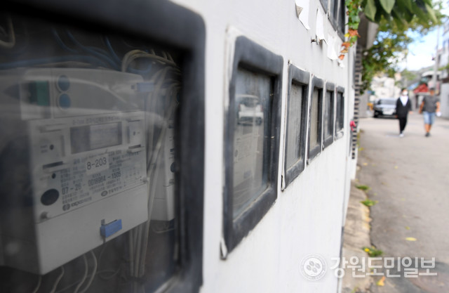 춘천 한 다세대 주택 앞 전기계량기를 시민들이 지나가고 있다. 김정호