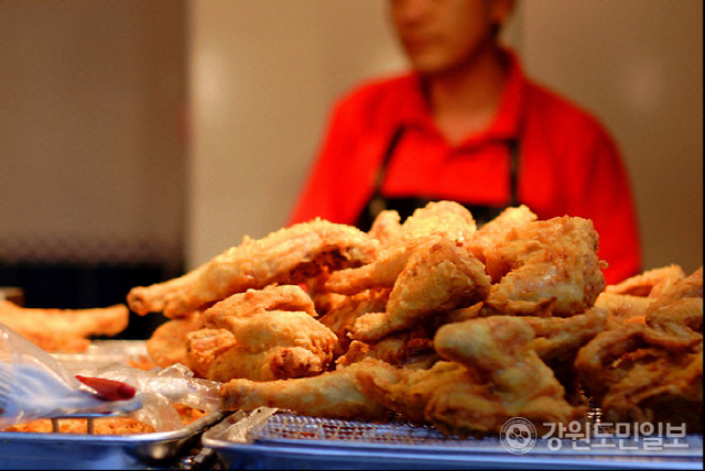 ▲ 토요일에 가장 많이 배달되는 음식은 ‘치킨’ [강원도민일보 자료사진]