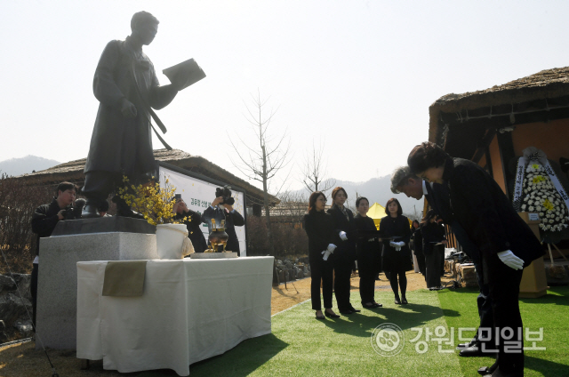 ▲ 86주기 김유정추모제와 김유정 동상 이전 제막식이 29일 춘천 김유정문학촌에서 열렸다. 이날 추모제는 춘천문화재단과 김유정기념사업회의 공동주최로 4년만에 통합 개최됐다.