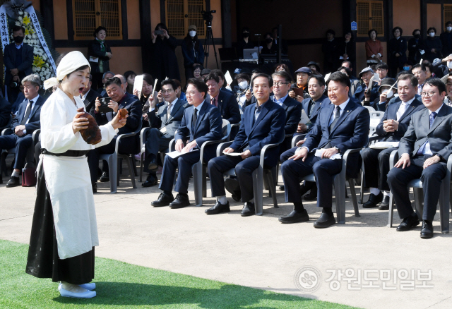 ▲ 86주기 김유정추모제와 김유정 동상 이전 제막식이 29일 춘천 김유정문학촌에서 열렸다. 이날 추모제는 춘천문화재단과 김유정기념사업회의 공동주최로 4년만에 통합 개최됐다. 이날 추모제에서 기념사업회가 마련한 연극이 진행되고 있는 모습.
