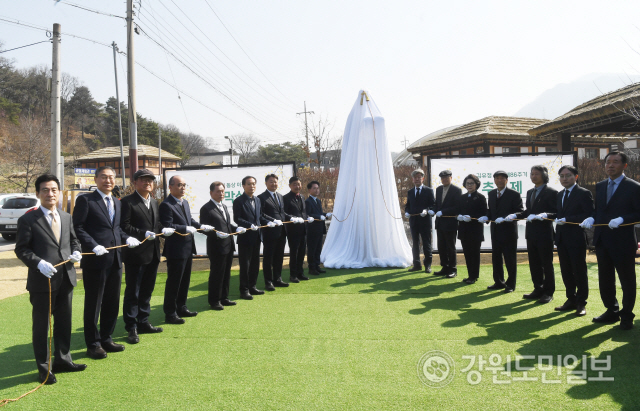 ▲ 86주기 김유정추모제와 김유정 동상 이전 제막식이 29일 춘천 김유정문학촌에서 열렸다. 이날 추모제는 춘천문화재단과 김유정기념사업회의 공동주최로 4년만에 통합 개최됐다.