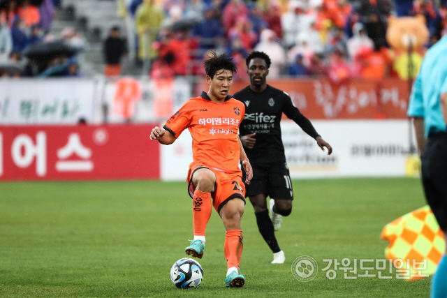▲ Gangwon FC Kim Jin-ho guarda a bola no primeiro tempo do primeiro tempo. [사진제공=강원FC]