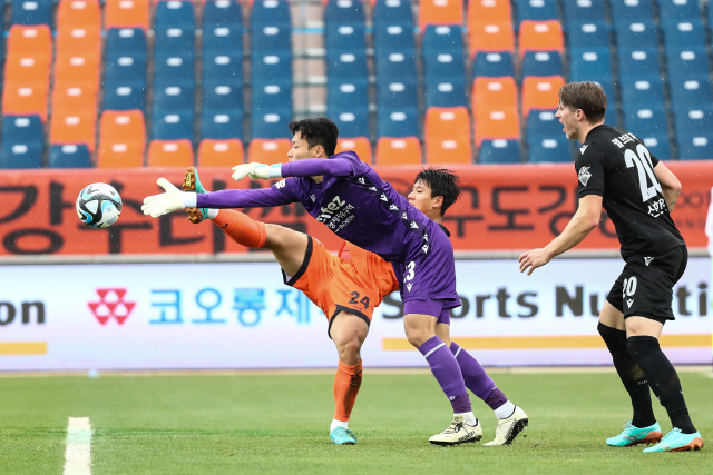 ▲ Gangwon FC Kim Jin-ho segura a segunda bola após um chute de voleio aos 23 minutos do primeiro tempo. [사진제공=강원FC]