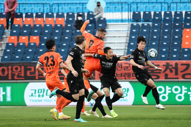 ▲ Gangwon FC Dino tenta cabecear de bola parada no primeiro tempo. [사진제공=강원FC]