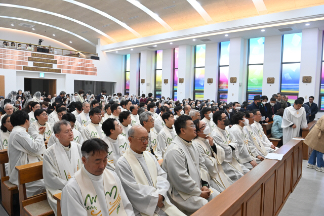 김주영 춘천교구장은 17일 강릉 옥천동 성가정성당 축복식을 봉헌하고 강릉산불 피해 현장을 찾았다.