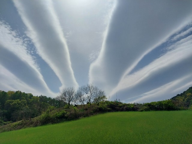▲ 23일 춘천 동산면 원창리 일원에서 신기한 모양의 구름이 관측돼 눈길을 끌었다. 독자 제공.
