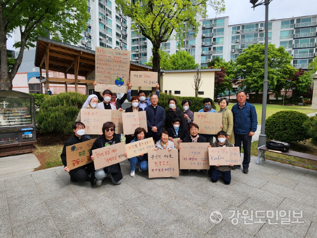 ▲ 김주영 천주교 춘천교구장이 지난 22일 춘천 죽림동 성당에서 지구의날 미사를 마치고 신자들과 기후위기 극복을 위한 캠페인에 참여했다.