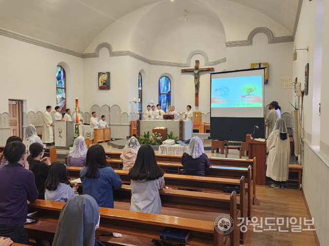 ▲ 지난 22일 춘천 죽림동 성당에서 열린 지구의 날 미사 모습.
