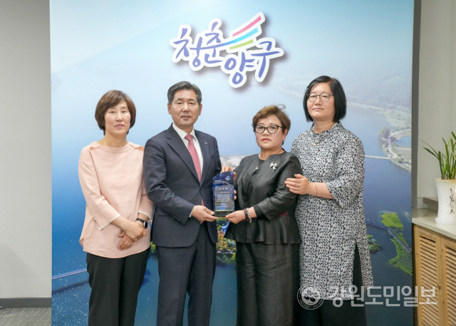 ▲ 천주교 춘천교구 양구성당 사목회(회장 김정원)가 2일 양구군청에서 양구 농특산물 홍보에 기여한 공로로 서흥원 군수로부터 감사패를 받았다.
