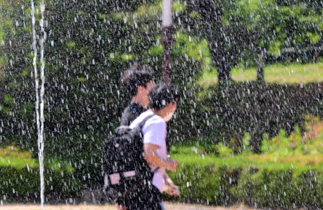 ▲ 한낮 무더운 날씨를 보인 9일 한림대학교에서 가벼운 옷차림의 학생들이 도서관으로 향하고 있다. 김정호